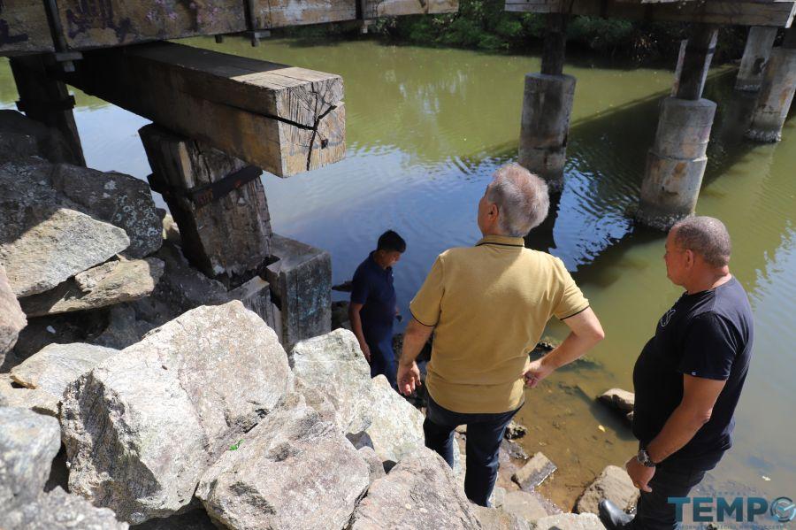 visita secretário ponte de madeira